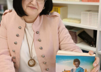 La escritora Mayte Esteban junto a su libro ‘La Lectora de Bécquer’