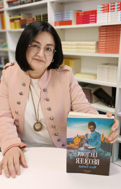 La escritora Mayte Esteban junto a su libro ‘La Lectora de Bécquer’
