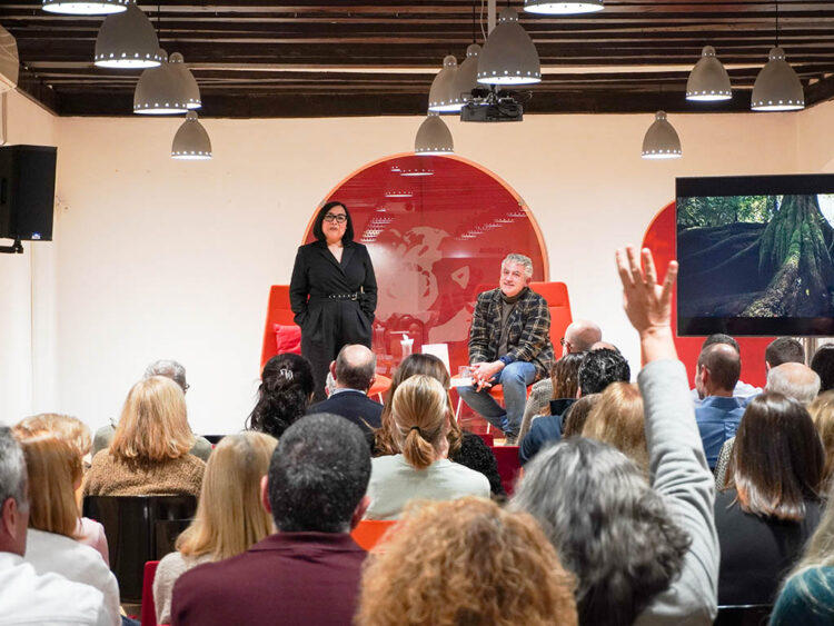 Limurá Prado y José María Bravo, durante la presentación del libro 'La Bruja de San Mamés'. / HÉCTOR CRIADO