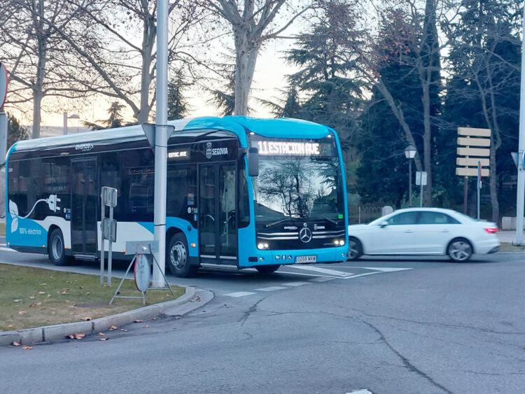 El primer autobús eléctrico entra en funcionamiento en la línea de la estación del AVE 1 Primer autobús eléctrico en funcionamiento