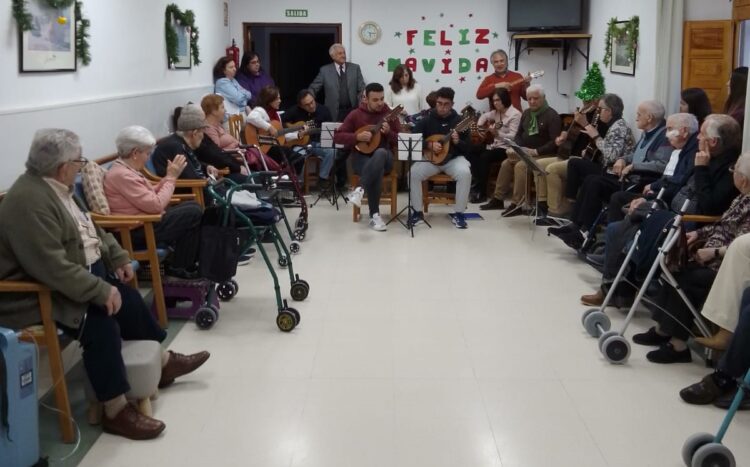 La Rondalla del ‘Taller Cultural’ acompañó a los mayores la noche de Reyes 1 Actuación de la Rondalla.