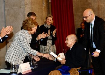 Doña Sofía entrega el reconocimiento a José María Ballester. / CASA REAL