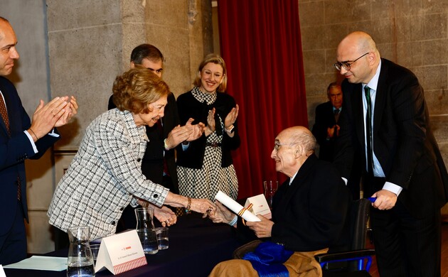 Doña Sofía preside la entrega de los Premios Hispania Nostra 1 Doña Sofía entrega el reconocimiento a José María Ballester. / CASA REAL