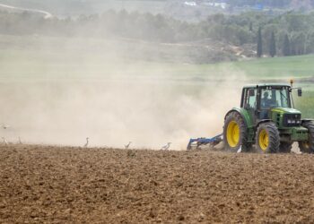 Un agricultor labra la tierra con un tractor. / RAQUEL MANZANARES-EFE