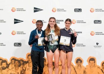 Águeda Marqués posa como tercera clasificada en la cita./E.A.