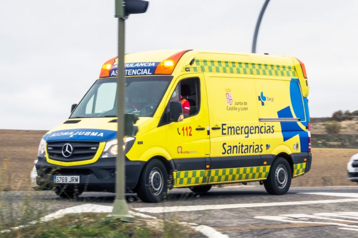 Foto de archivo. Ambulancia durante un accidente / KAMARERO