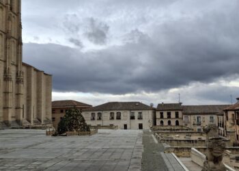 El árbol de Navidad del enlosado de la Catedral, derribado por el viento. / E.A.