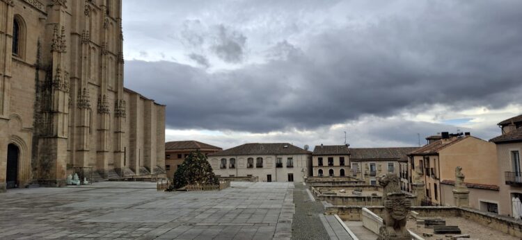 El viento derriba el árbol de Navidad de la Catedral sin causar heridos 1 El árbol de Navidad del enlosado de la Catedral, derribado por el viento. / E.A.