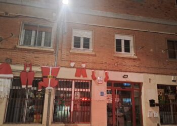 Iluminación navideña de la fachada de ASPACE ubicada en el barrio de San Millán./AYTO. SEGOVIA