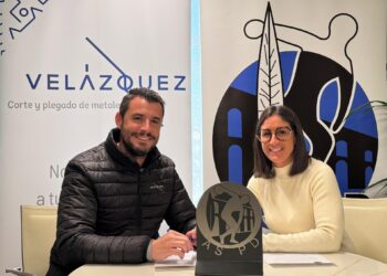 Enrique Velázquez y Elena Gutiérrez durante la firma./ASPD