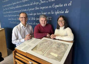 La presidenta de la ASPD, Elena Gutiérrez, y Luis Sanz, gerente de Rabalán, durante la firma./ASPD