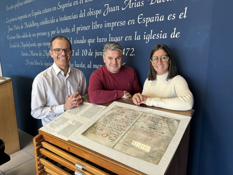 Artes Gráficas Rabalán vuelve a apostar por la Gala del Deporte 1 La presidenta de la ASPD, Elena Gutiérrez, y Luis Sanz, gerente de Rabalán, durante la firma./ASPD