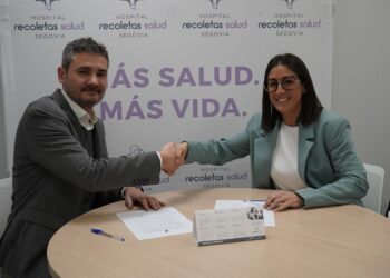 La presidenta de la Asociación Segoviana de la Prensa Deportiva, Elena Gutiérrez y el gerente del Hospital Recoletas Salud Segovia, Ignacio Cabezón, durante la firma./ASPD