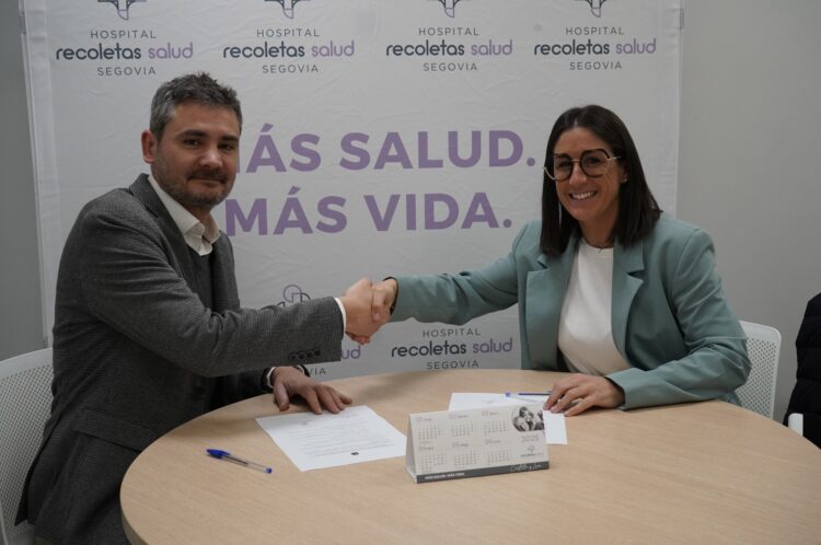 La presidenta de la Asociación Segoviana de la Prensa Deportiva, Elena Gutiérrez y el gerente del Hospital Recoletas Salud Segovia, Ignacio Cabezón, durante la firma./ASPD