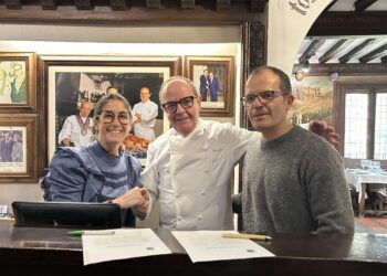 Cándido López, Elena Gutiérrez y Manuel Pachecho durante la firma./ASPD