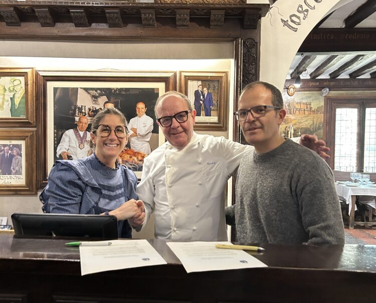 El Mesón de Cándido mantiene su fiel apoyo a la ASPD 1 Cándido López, Elena Gutiérrez y Manuel Pachecho durante la firma./ASPD