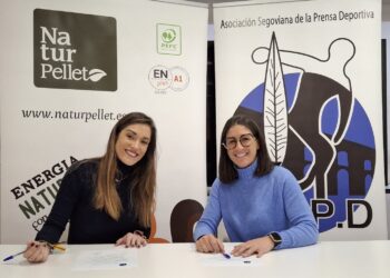 La CEO de Naturtepellet, María José Tapia, y la presidenta de la Asociación Segoviana de la Prensa Deportiva, Elena Gutiérrez, durante la firma del convenio./ASPD