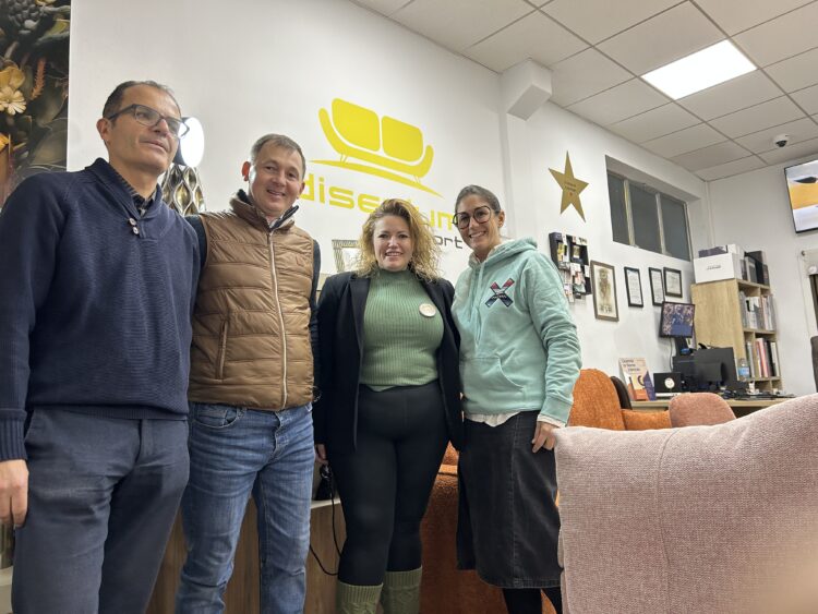 Disenium Confort Segovia, nuevo patrocinador de la 40ª Gala del Deporte 1 La presidenta de la ASPD, Elena Gutiérrez. el secretario, Manuel Pacheco, y los propietarios Sandra Pérez y Rober Razvan durante la firma./ASPD