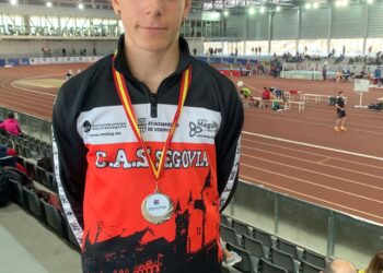 Guillermo Gómez posa con la medalla de plata en la cita celebrada en Salamanca./CAS