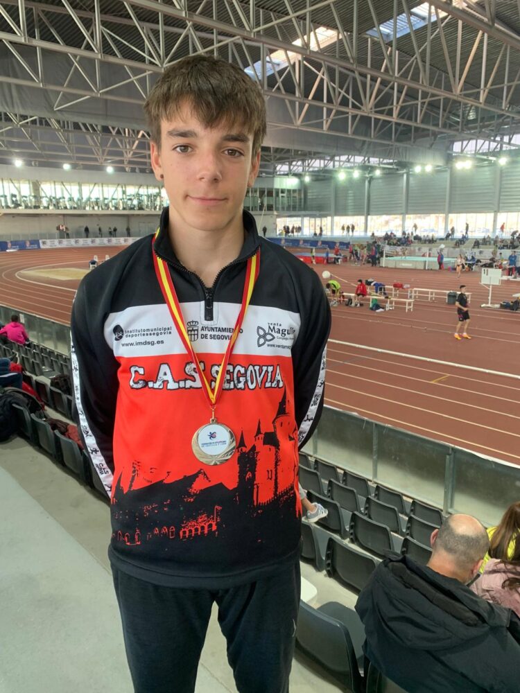 Notable actuación del CAS en los Autonómicos de Salamanca 1 Guillermo Gómez posa con la medalla de plata en la cita celebrada en Salamanca./CAS