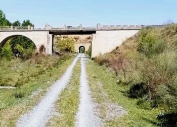 Tramo de Vía Verde donde se aprecian los huecos que albergaban antiguamente las vías del tren / RENFE