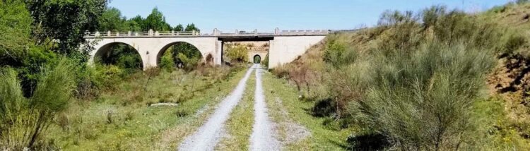 Tramo de Vía Verde donde se aprecian los huecos que albergaban antiguamente las vías del tren / RENFE