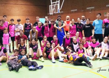 La familia del Cochinillo Segoviano posa tras la convivencia deportiva. /CD. SPORDEPORTE