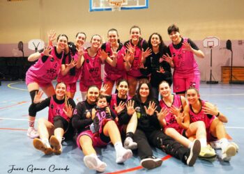 La plantilla del Cochinillo Segoviano celebra la victoria al CSB Semillas Adolfo Martínez./CD. SPORDEPORTE