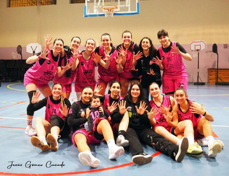 La plantilla del Cochinillo Segoviano celebra la victoria al CSB Semillas Adolfo Martínez./CD. SPORDEPORTE