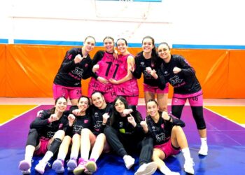La plantilla del Cochinillo Segoviano celebra la victoria en Salamanca./CD. SPORDEPORTE