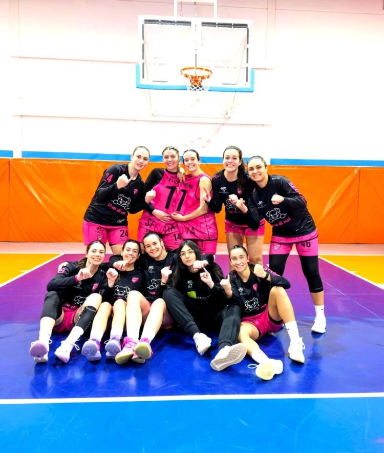 Triunfo de prestigio del Cochinillo Segoviano en Salamanca 1 La plantilla del Cochinillo Segoviano celebra la victoria en Salamanca./CD. SPORDEPORTE