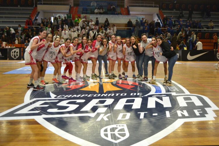 Notable actuación de Castilla y León en el CESA 1 El infantil femenino de Castilla y León tras un encuentro celebrado en Huelva./FBCYL