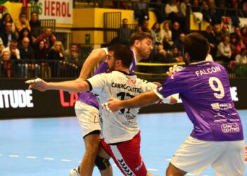 Gonzaló Carro busca el lanzamiento durante un encuentro entre BM.Nava y Guadalajara./AMADOR MARUGÁN