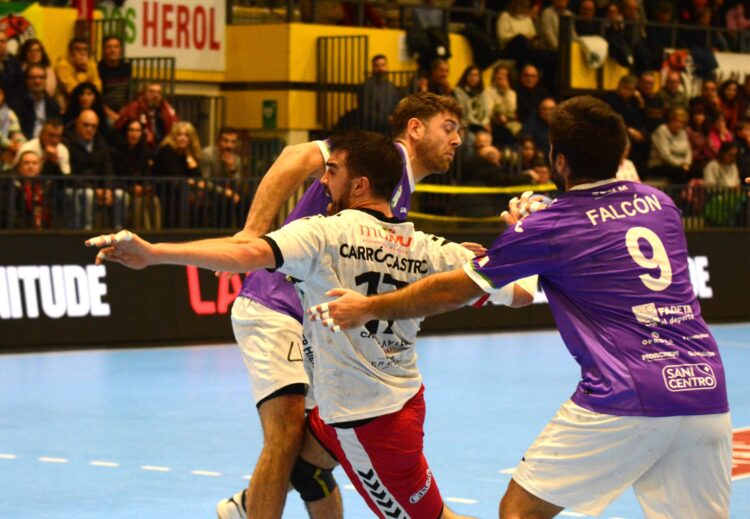 Suspendido el amistoso entre Viveros Herol Nava y la selección de Israel 1 Gonzaló Carro busca el lanzamiento durante un encuentro entre BM.Nava y Guadalajara./AMADOR MARUGÁN