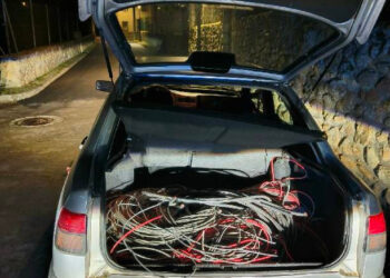 Vehículo cargado de cable de cobre / GUARDIA CIVIL