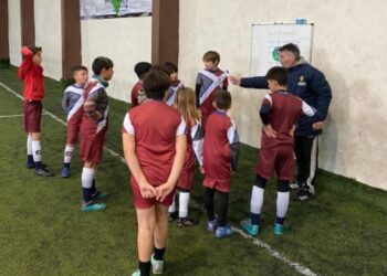 Facundo Alvanezzi da instrucciones durante un campus./B. DOMINADO