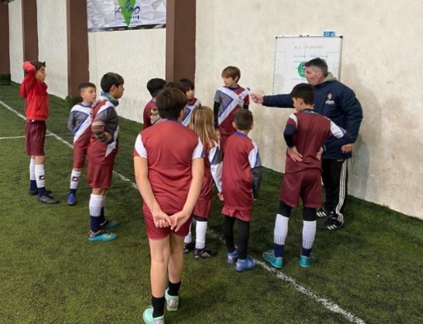 Cantalejo inaugura la Academia de Fútbol Facundo Alvanezzi 1 Facundo Alvanezzi da instrucciones durante un campus./B. DOMINADO