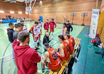 David Carretero da instrucciones durante un tiempo muerto en el partido entre CD Base y Filipenses./CD. BASE