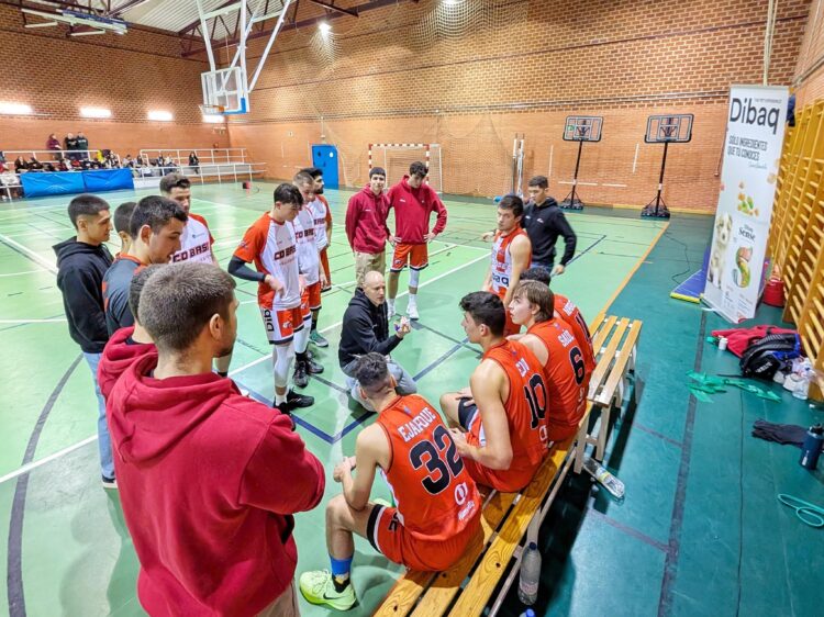 El CD Base cae con orgullo frente al Filipenses 1 David Carretero da instrucciones durante un tiempo muerto en el partido entre CD Base y Filipenses./CD. BASE