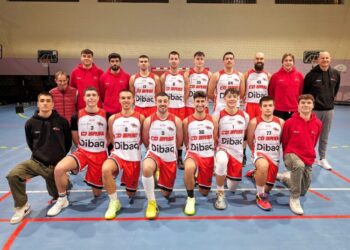 La plantilla del CD. Base de la Primera División masculina antes de un encuentro./CD. BASE