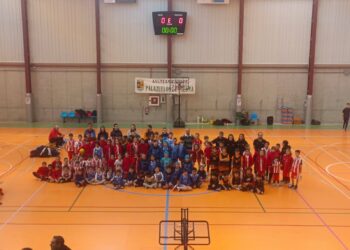 Foto de familia de los equipos que participaron en la cita./CD. BASE