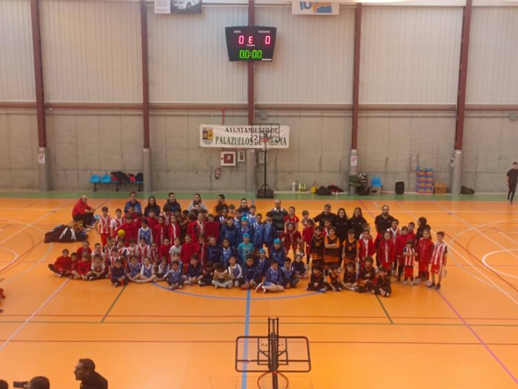 ‘El Torneo de Reyes’, una fiesta del baloncesto 1 Foto de familia de los equipos que participaron en la cita./CD. BASE