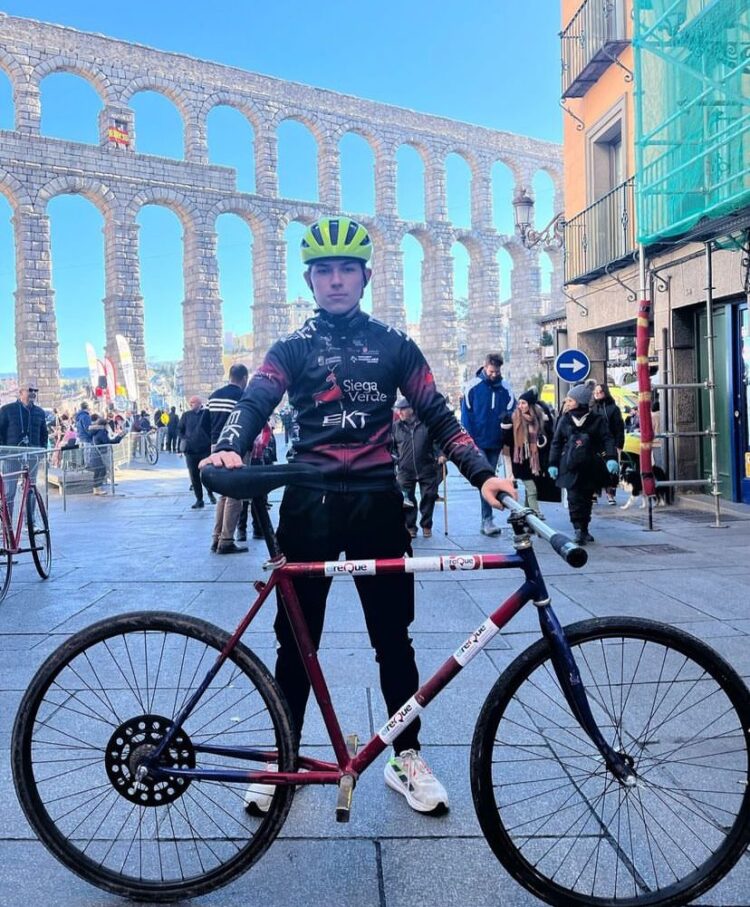 Raúl Aguilar y Pelayo Hernando, a la Copa de España de pista 1 Pelayo Hernando instantes antes de participar en la tradicional Carrera del Pavo en Segovia./E.A
