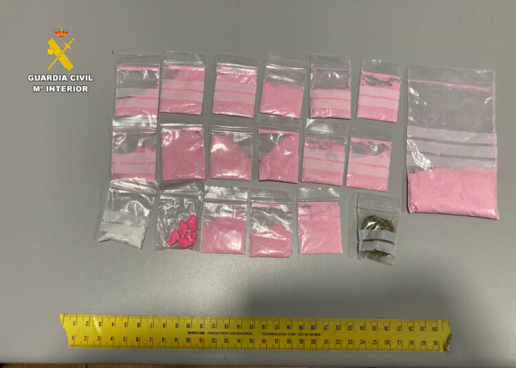 Dos detenidos en Cerezo de Arriba por viajar en autobús con varias bolsas de sustancias estupefacientes 1 Bolsas de sustancias estupefacientes encontradas / GUARDIA CIVIL