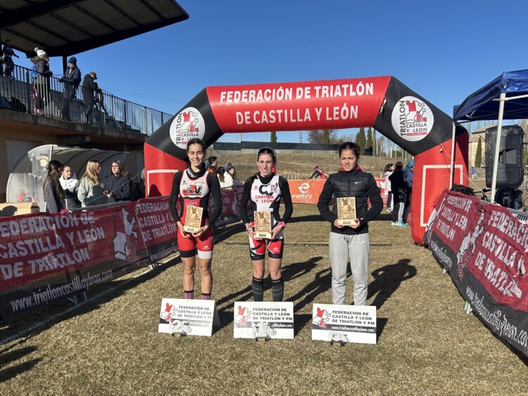 Amanda García, campeona de Castilla y León de Duatlón cross 1 Amanda García posa como ganadora de la prueba junto a Alba Nuñez y Aroa de Pedro, segunda y tercera clasificada./FTCYL