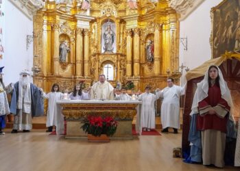 durante la celebracion de la santa misa con los reyes, pajes y el belen viviente/lourdes matarranz
