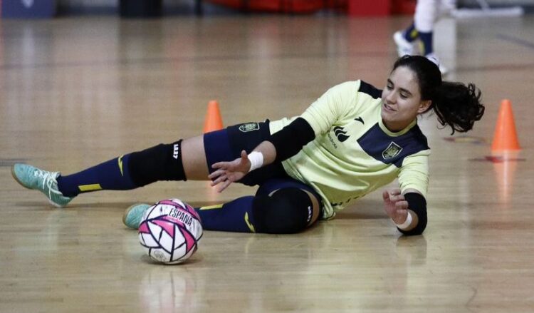 Elena González, convocada con la Selección Española 1 Elena González durante un entrenamiento con la Selección Española./E.A.