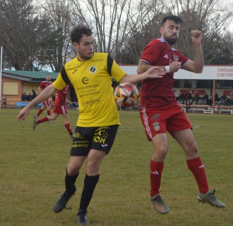 El Turégano suma y sigue; el Coca tropieza en Ávila 1 El jugador del Turégano pugna por el balón con un rival en su encuentro ante el Rayo Abulense./DEP. ÁVILA
