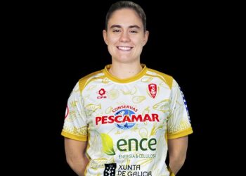 Elena González posa con la camiseta de su actual club./POIO PESCAMAR