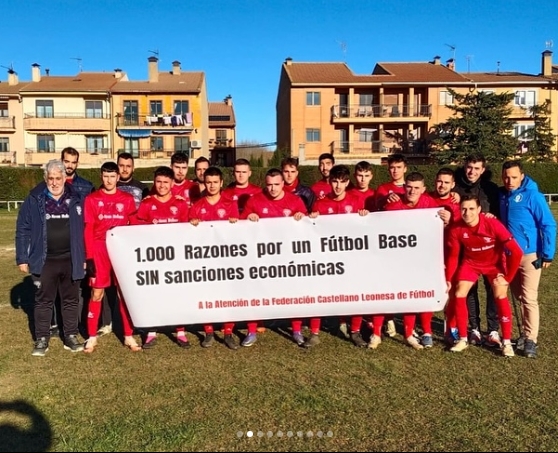 Los clubes segovianos definen la estrategia sobre la Federación 1 Equipo sénior provincial de la Gimnástica Ayllonesa posa con la pancarta antes de un encuentro../ E.A.